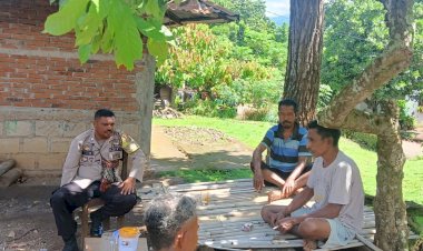 Bhabinkamtibmas-Bangun-Komunikasi-Harmonis-Bersama-Tokoh-Pemuda-Dan-Masyarakat-Wulanggitang