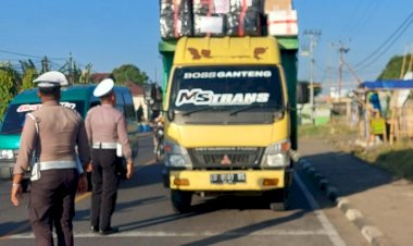 Satu-Pelanggaran-Odol/Over-Dimension-ditemukan-dalam-operasi-patuh-Turangga-2024-Polres-Flotim.