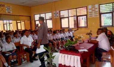 Bhabinkamtibmas-Aipda-Kader-Kia-Hoda-Berikan-Penyuluhan-tetang-Penyalah-Gunaan-Narkoba-di-SMPN-Balaweling-Kec.-Witihama.