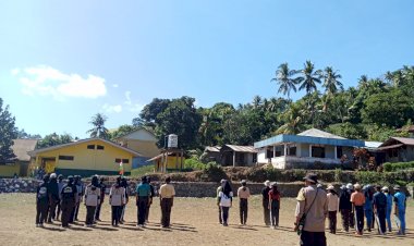 Bhabinkamtibmas-Polsek-Adonara-Berikan-Latihan-Paskibra-Siswa-Siswi-SMAN-1-Adonara.
