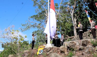 POLRES-FLOTIM-KIBARKAN-BENDERA-MERAH-PUTIH-DI-KAKI-GUNUNG-ILEMANDIRI---KAB.-FLORES-TIMUR.