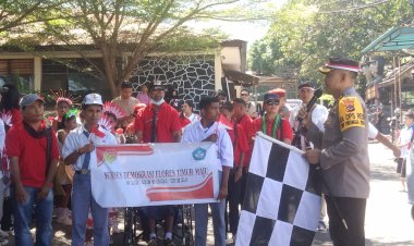 Meriahkan-HUT-RI-ke-79-Tingkat-Kab.-Flotim,-Kapolres-Flotim-Lepas-Peserta-Karnaval-titik-start-Depan- Mapolres-Flotim.