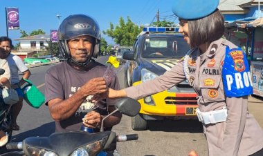 Polwan-Polres-Flotim-Bagikan-Bunga-ke-Pengguna-Jalan-Raya-Jelang-HUT-Polwan-ke-76.