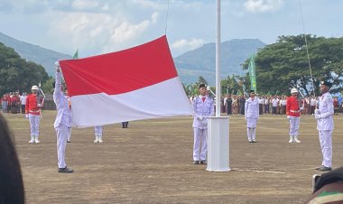 Kapolres-Flotim-ikuti-Upacara-Peringatan-HUT-Proklamasi-Kemerdekaan-Republik-Indonesia-Ke-79-tingkat-Kabupaten-Flotim-2024-di-Lapangan-Ilemandiri-Larantuka.