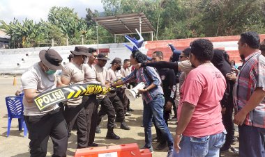 Polres-Flotim-Laksanakan-Latihan-Sispamkota-Dalam-Rangka-Pilkada-serentak-Tahun-2024.