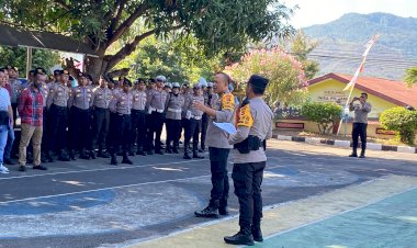 Ratusan-Personil-Polres-Flotim-Siap-Amankan--Pendaftaran-Paslon-Di-KPU-Flotim.