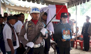 Polres-Flotim-Gelar-Upacara-Pemakaman-Purnawirawan-Polri