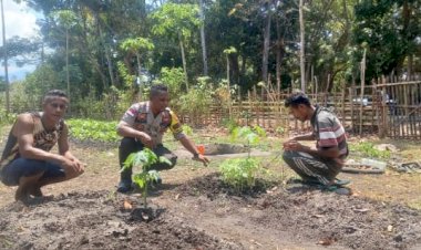 Dorong-Semangat-Warga-Dalam-Bertani,-Bhabinkamtibmas-Bantu-Warganya-Berkebun