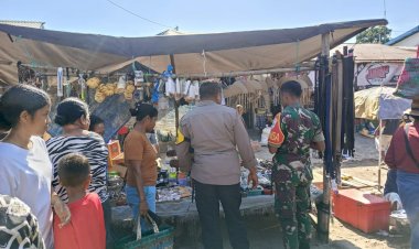 Ciptakan-Kondisi-aman,-Personil-Polsek-Adonara-Barat-Patroli-dan-imbau-Warga-di-Pasar-Waiwadan.