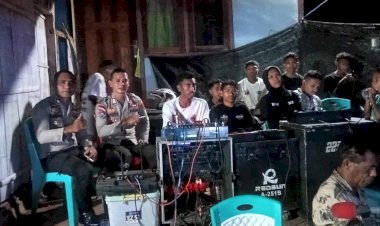 Cegah-Gangguan-Kamtibmas,-Polisi-Polres-Flotim-Hadir-ditengah-Hajatan-Pesta-Warga.