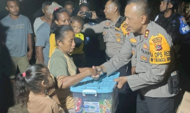 Kapolres-Flotim-Serahkan-Bantuan-Sembako-kepada-Korban-Bentrok-di-Desa-Bugalima