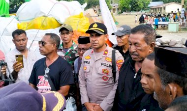 Turut-Berempati,-Polsek-Adotim-dan-Warga-Desa-Lamahala-Jaya-Berikan-Bantuan-Kemanusiaan-Untuk-Masyarakat-Desa-Bugalima