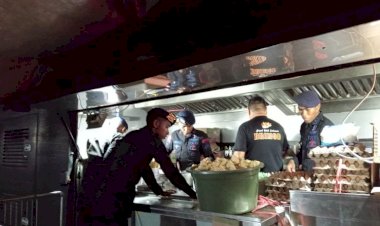 Brimob-Polda-NTT-Bantu-Korban-Erupsi-Gunung-Lewotobi-dengan-Air-Bersih,-Evakuasi,-dan-Dapur-Lapangan