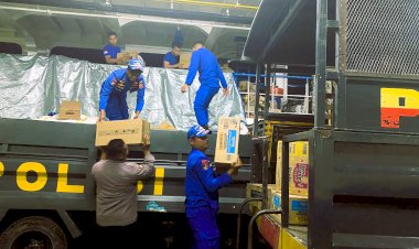 Bantuan-kemanusian-Kapolri-Jenderal-Polisi-Listyo--Sigit-Prabowo-Tiba-di-Pelabuhan-Very-Waibalun-Kec.-Larantuka-Kab.-Flotim