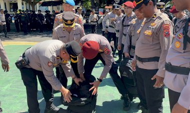 Serpas-Pam-TPS-Pilkada-2024,-Waka-Polres-Flotim-Cek-dan-Tekankan-Kesiapan-dan-Netralitas-Anggotanya