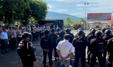 Polres-Flotim-Dan-BKO-Brimob-Polda-NTT-Siap-Amankan-Jalannya-Pleno-Rekapitulasi-Hasil-Pilkada-Kab.-Flotim-2024