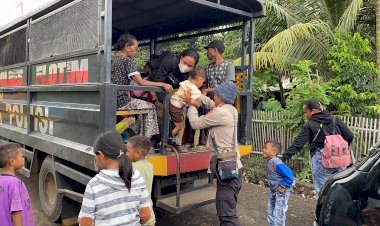 Polres-Flotim-Bantu-Pemulangan-Para-Pengungsi-dari-Posko-Lewoingu-ke-Desa-Asal