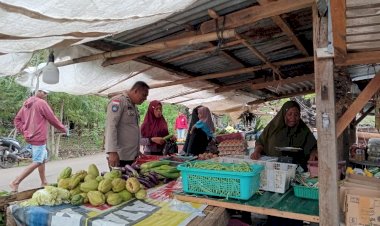 Patroli-Bhabinkamtibmas-di-Pasar-Botang-Pulau-Solor,-Sekaligus-Berikan-Himbauan-Kamtibmas.