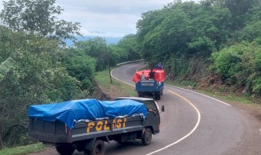 Pergeseran-Para-Pengungsi-dari-Posko-Eputobi-Lewoingo-menuju--ke-Posko-Lewolaga-Kec.-Titehena.