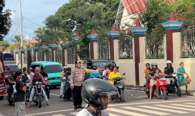 Personil-Ops-Lilin-Turangga-2024-Polres-Flotim-Amankan-Jalannya-ibadah-Minggu-di-Gereja-Gereja-Guna-Memberikan-Rasa-Aman.