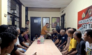 Waka-Polres-Flotim-KOMPOL-Teosasar-Ngulu-Laksanakan-Pengecekan-Tahanan-dan-Rayakan-Natal-Bersama