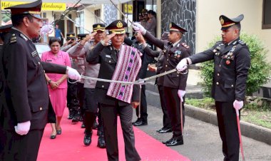 Penuh-Haru,-Upacara-Wisuda-Purna-Bhakti-Kompol-Purn.-Sungkono-di-Polres-Flores-Timur
