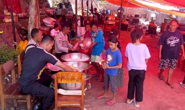 Polres-Flotim-Bantu-Masak-dan-Distribusikan-Makanan-bagi-Pengungsi-di-Posko