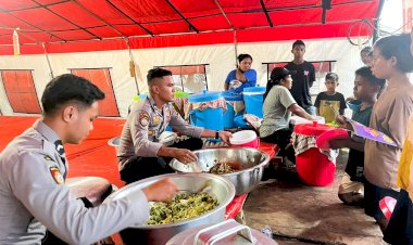 Bantu-Kebutuhan-Dapur,-Inilah-Rutinitas-Personel-Polres-Flotim-di-Posko-Pengungsian-Gunung-Lewotobi