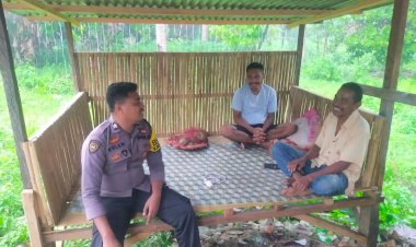 Ramah-dan-Full-Senyum,-Bhabinkamtibmas-BRIPTU-Tomi-Kelen-Saat-Kunjungi-Desa-Binaannya