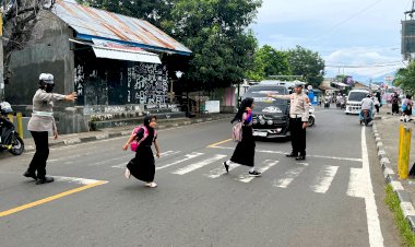 Sat-Lantas-Polres-Flotim-Bantu-Seberangkan-Anak-Sekolah