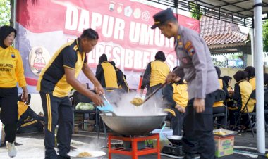 Buka-Dapur-Umum,-3.000-Paket-Nasi-Dibagikan-Polres-Brebes-Bantu-Warga-Terdampak-Banjir