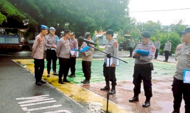 Waka-Polres-Flotim-Kompol-Adi-Ngulu-Cek-Kesiapan-Anggotanya-Saat-Apel-Pagi