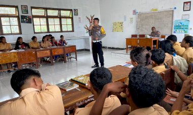 Ops-Keselamatan-2025,-Sat-Lantas-Polres-Flores-Timur-Kunjungi-SMA-PGRI-Sosialisasikan-Tertib-Berlalu-Lintas