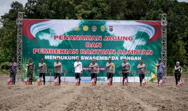 Kapolri-dan-Gubernur-Yogyakarta-Sri-Sultan-Hamengku-Buwono-X-Menanam-Jagung-Bersama