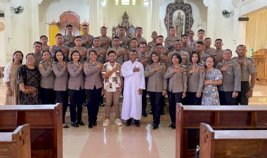 Luar-Biasa!-Polres-Flores-Timur-Tampil-dalam-Koor-di-Gereja-Katedral-Larantuka