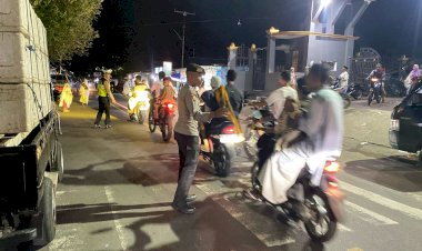 Personel-Polres-Flotim-Laksanakan-Pengamanan-Sholat-Tarawih-di-Masjid-As-Syuhada