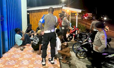 Kedapatan-Minum-Miras-Dipinggir-Jalan,-Tim-Patroli-Polres-Flotim-Bubarkan-Sekelompok-Pemuda