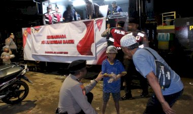 Korps-Sabhara-Polri-Terjunkan-Watergen-dan-Dapur-Lapangan-untuk-Bantu-Warga-Terdampak-Banjir-di-Rawajati