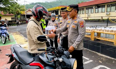 Bagikan-Takjil,-Kapolres-Flores-Timur-:-Mari-berlomba-Mencari-Keberkahan