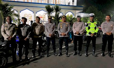 Kapolres-Flotim-Turun-Langsung-Pengamanan-Sholat-Tarawih-di-Masjid-AL-AMIN-Weri