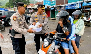 Kapolres-Flotim-AKBP-I-Nyoman-Putra-Sandita-Kembali-Bagikan-Takjil-di-Pertokoan