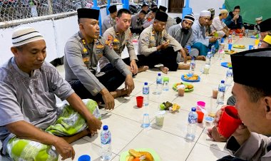 Kapolres-Flores-Timur-AKBP-I-Nyoman-Putra-Sandita-Buka-Puasa-Bersama-di-Masjid-Al-Mujahidin