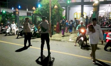 Pengamanan-Sholat-Tarawih-di-Masjid-As-Shamad-Postoh-oleh-Polres-Flores-Timur