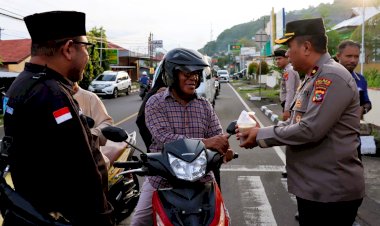 Wakapolres-Flores-Timur-KompolTeosasar-Ngulu-Bersama-Media-Bagikan-Takjil-di-Bulan-Suci-Ramadan