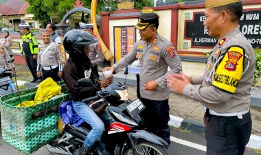 Lagi,-Kapolres-Flores-Timur-AKBP-I-Nyoman-Putra-Sandita-Bagi-Takjil-di-Depan-Polres