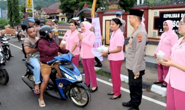 Kapolres-Flores-Timur-Bersama-Ketua-Bhayangkari-Cabang-Bagikan-Takjil