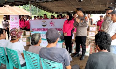 Kunjungan-Perdana-Kapolres-Flores-Timur-dan-Ketua-Bhayangkari-di-Posko-Pengungsian-Bagikan-Bansos