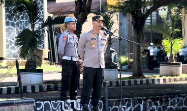 Kapolres-Flores-Timur-AKBP-Adhitya-Pimpin-Apel-Pagi-dan-Sampaikan-Minal-Aidin-Wal-Faizin