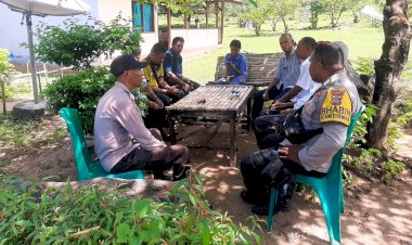 Bhabinkamtibmas-Tanjung-Bunga-Lakukan-Sambang-dan-Koordinasi-di-Desa-Waibao