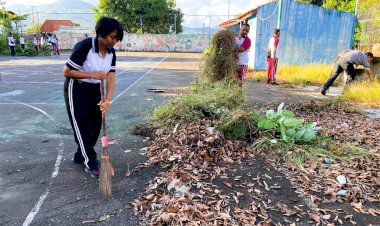 Polres-Flotim-Gelar-Aksi-Jumat-Bersih,-Bersihkan-Lapangan-Tenis